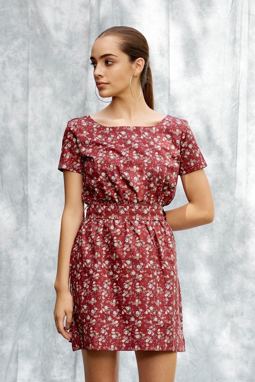 Printed short dress with a belt to cinch the waist