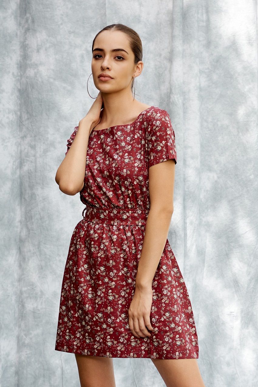 Printed short dress with a belt to cinch the waist