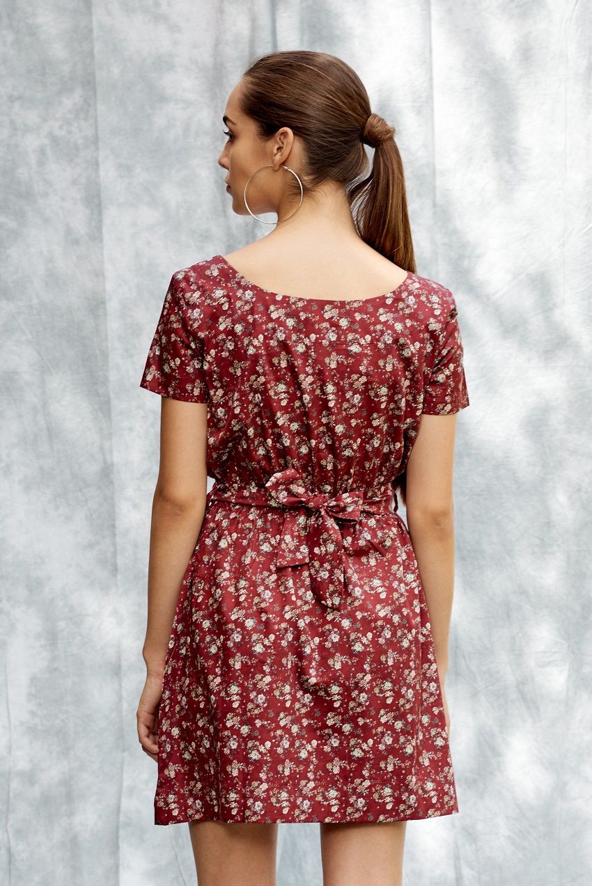 Printed short dress with a belt to cinch the waist