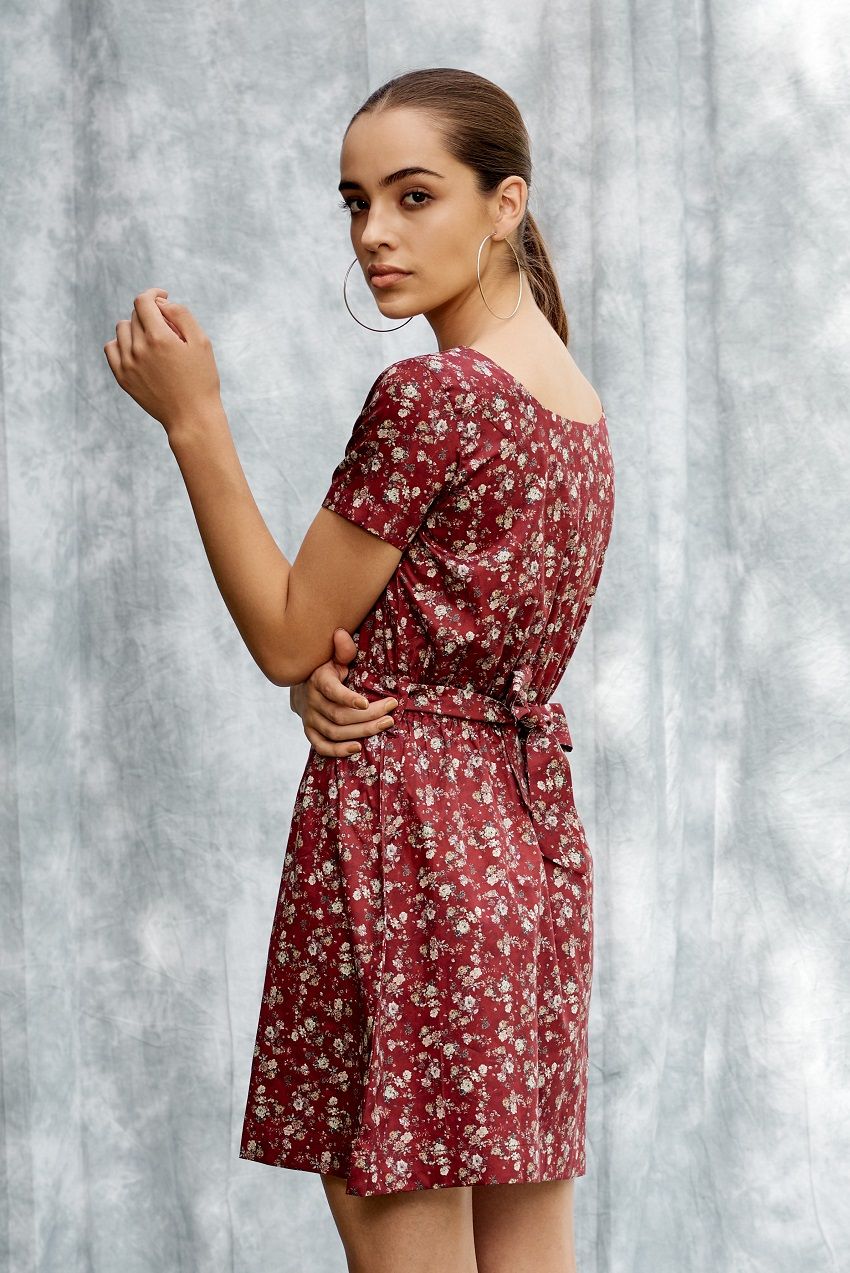 Printed short dress with a belt to cinch the waist